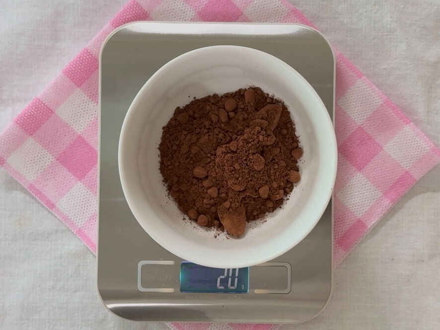 Measuring cocoa powder