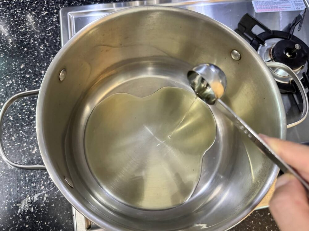 鍋にオリーブオイルを入れる様子