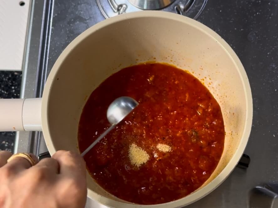 토마토소스와 설탕을 넣는 모습
