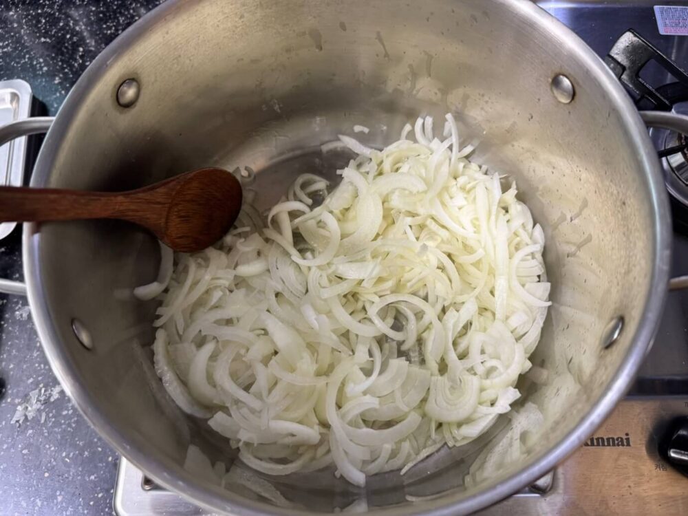 鍋に玉ねぎを入れた様子