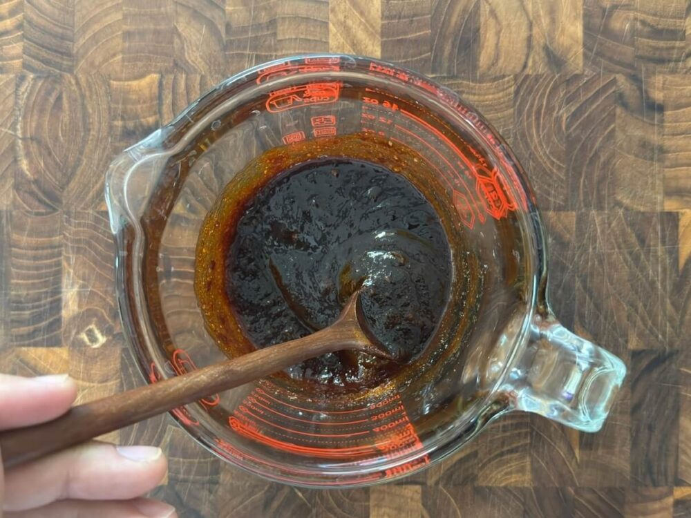 タレを混ぜる様子