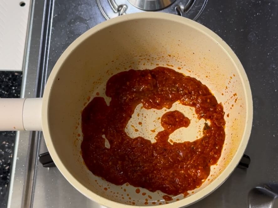 졸아든 토마토소스의 모습