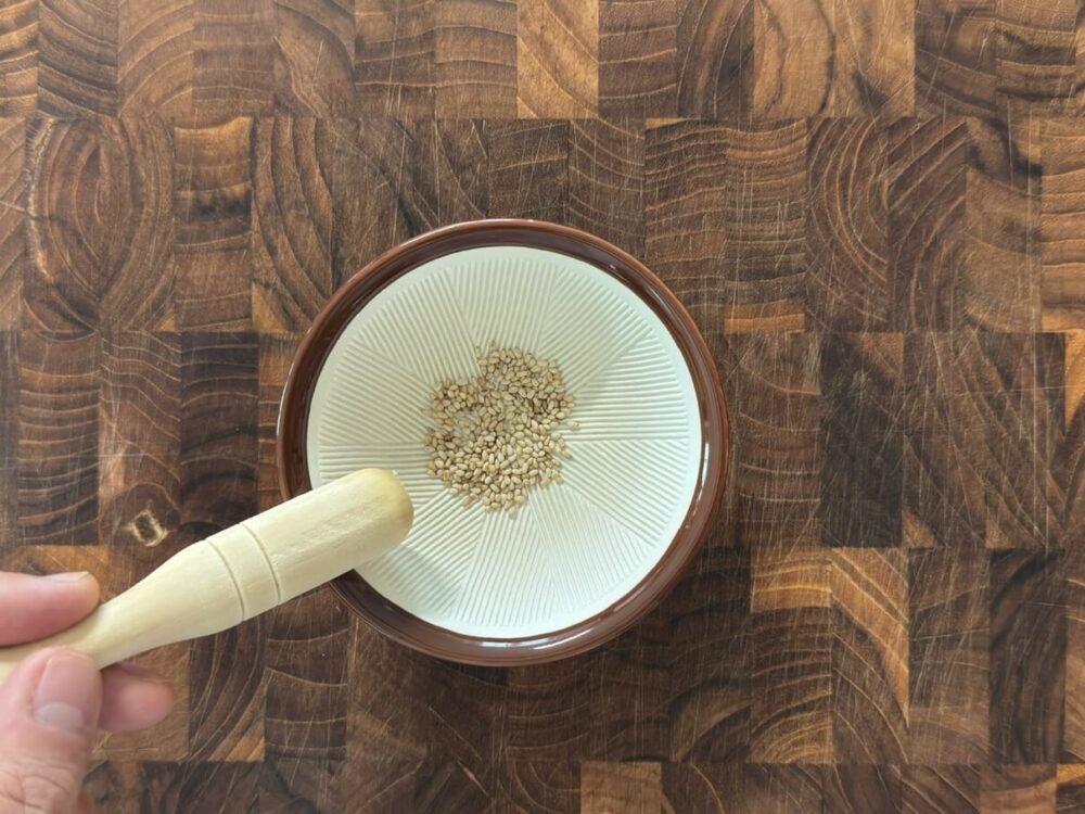 全粒ごまを挽く様子