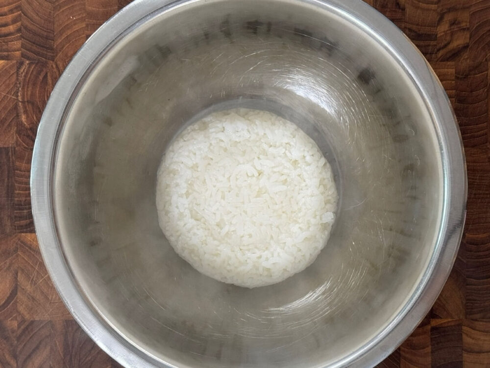 ボウルにご飯を乗せた様子