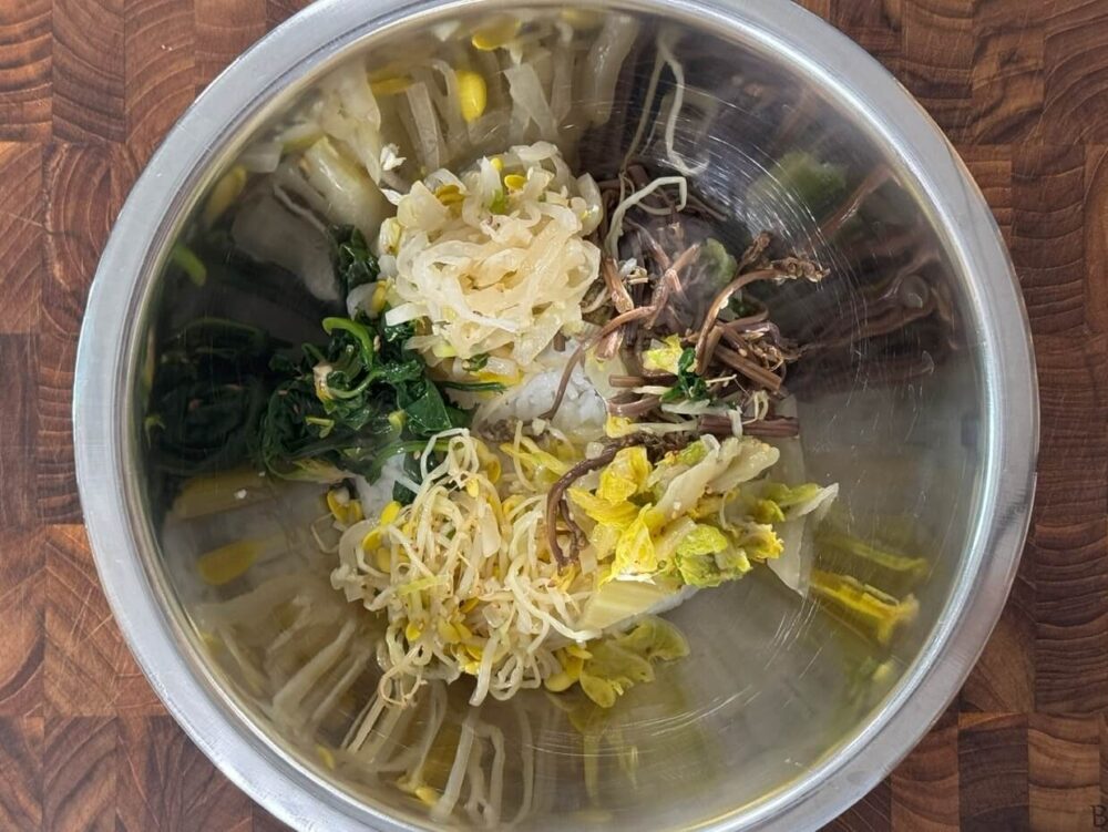 ご飯の上にナムルを乗せた様子