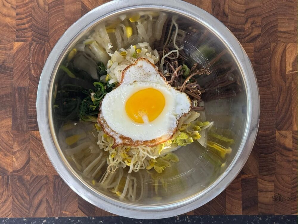 ボウルに目玉焼きを入れた様子