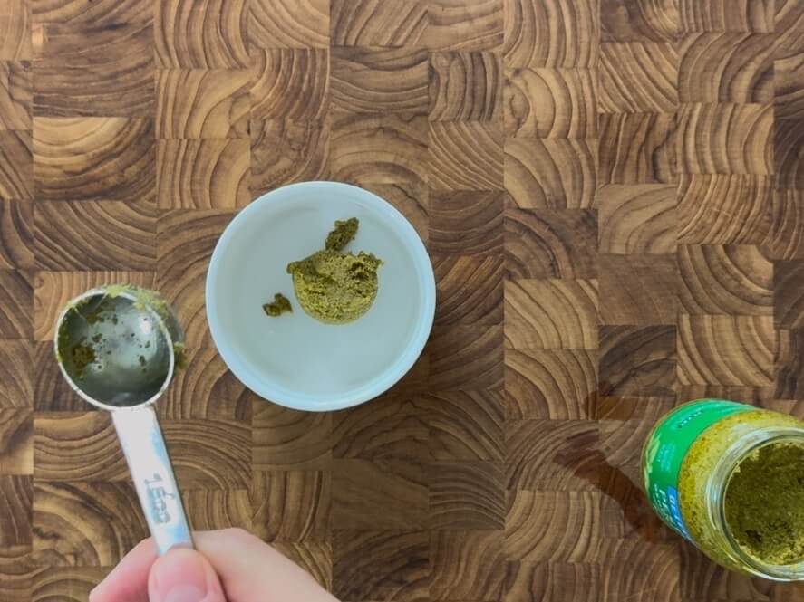 바질페스토를 넣는 모습
