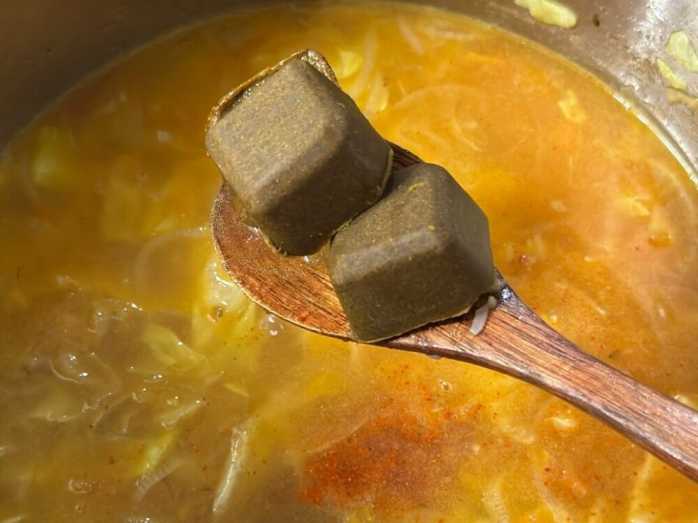 カレーブロックを入れる様子
