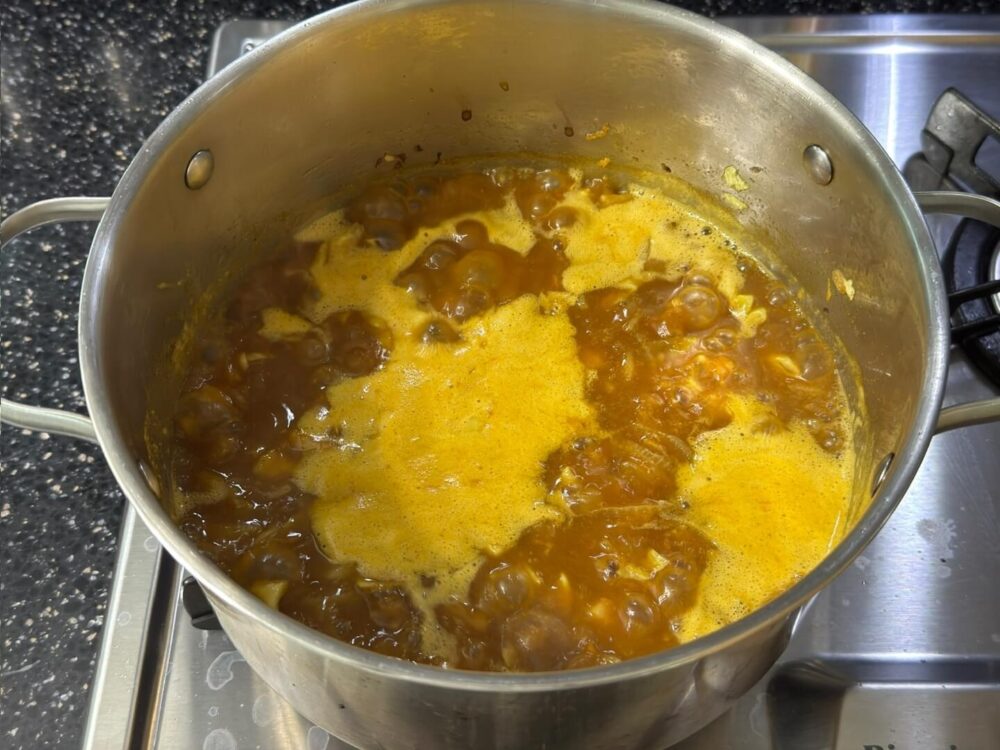 カレーを煮てくれる様子