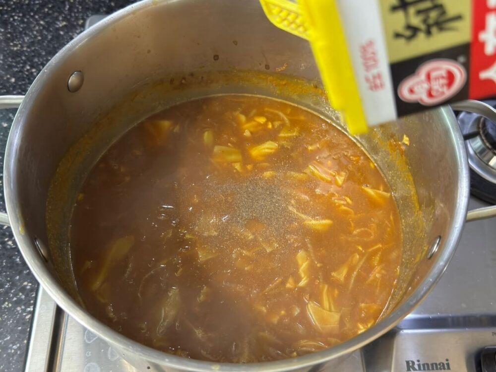 コショウを入れる様子