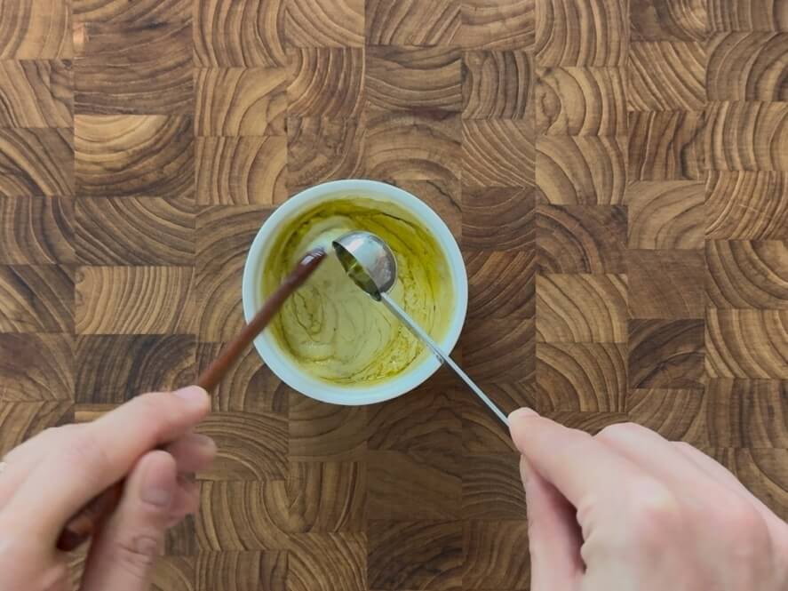올리브오일을 넣으며 바질마요네즈를 섞어주는 모습