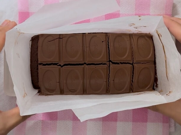 The finished chocolate cake is removed from the mold and allowed to cool.