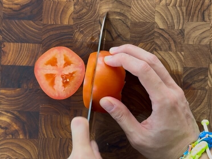 토마토를 슬라이스하는 모습