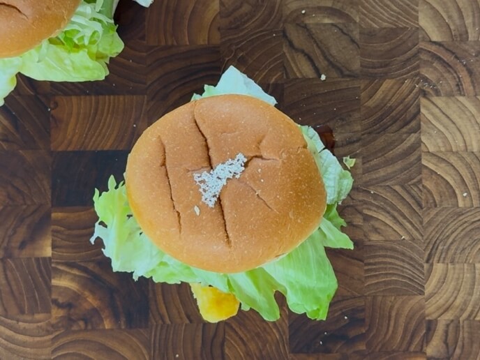 토마토 바질 버거가 완성된 모습