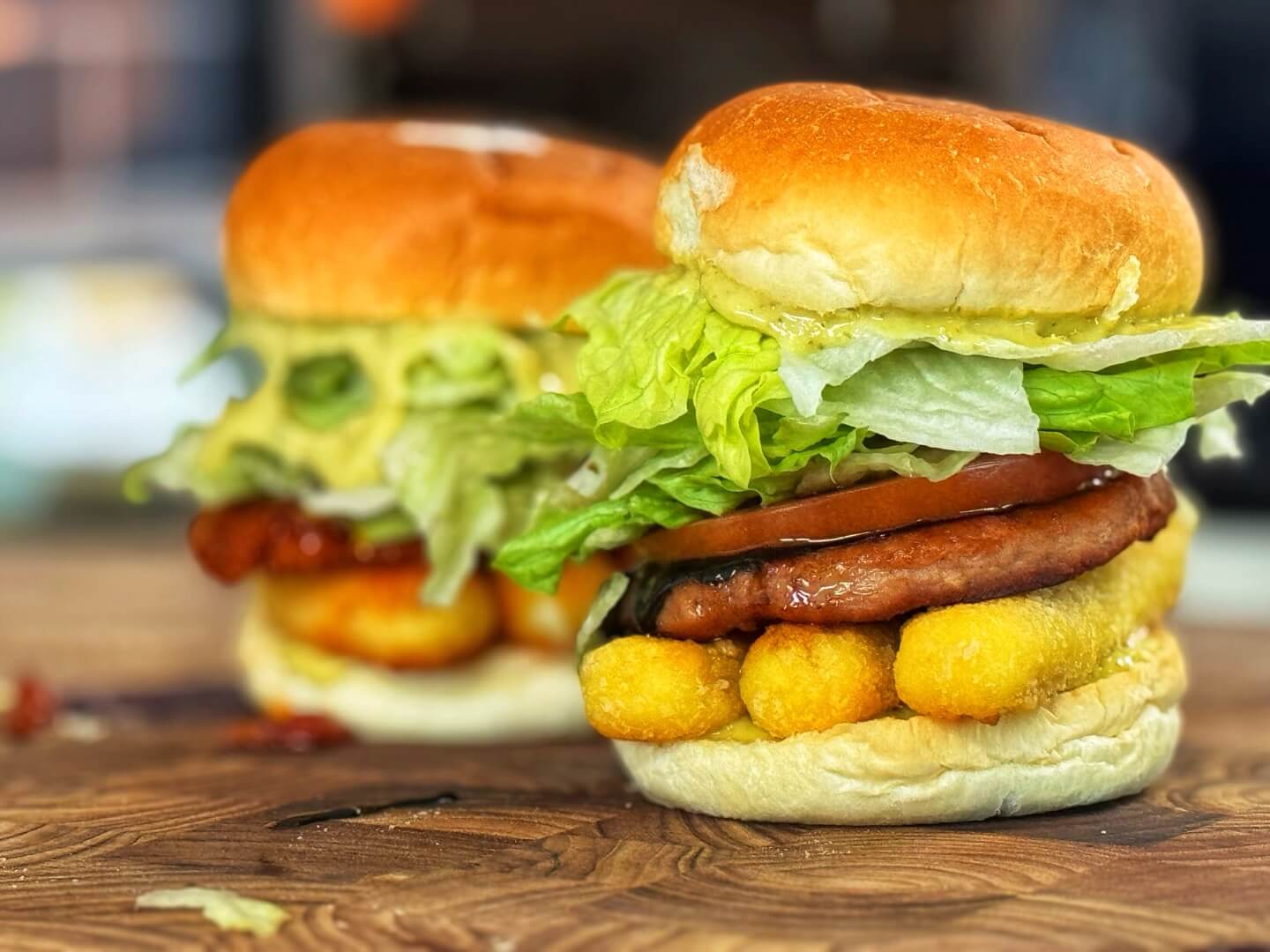 나폴리맛피아 햄버거 레시피를 완성한 모습. 토마토 바질 버거와 발사믹 바질 버거가 도마 위에 올려져 있는 모습