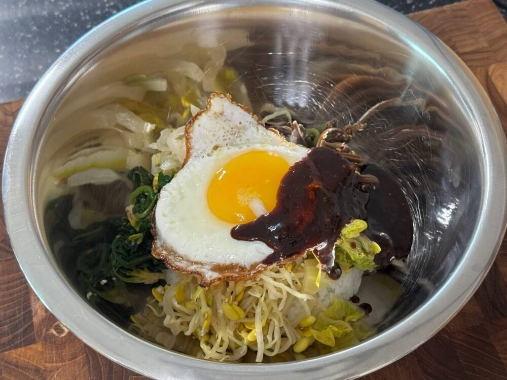 超簡単なビビンバ調味料レシピを活用してビビンバを完成させた様子。