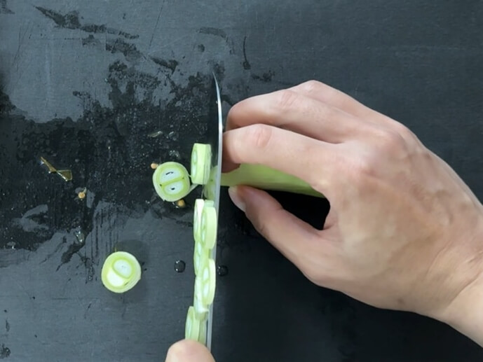 Slicing green onions