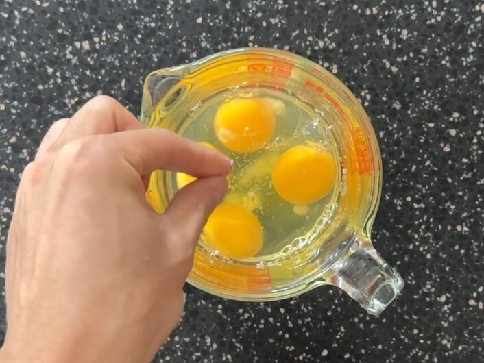 Adding salt to 4 eggs