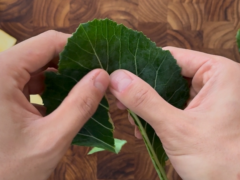 ケールの茎を取り除く様子