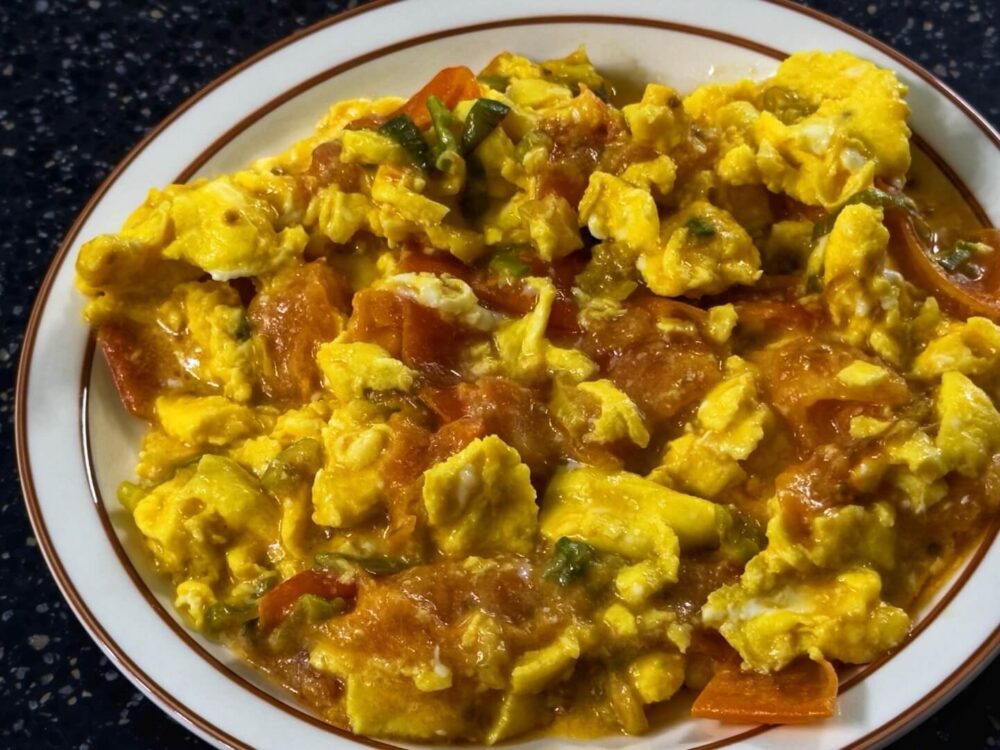 A close-up of the moist tomato sautéed egg recipe after completion.