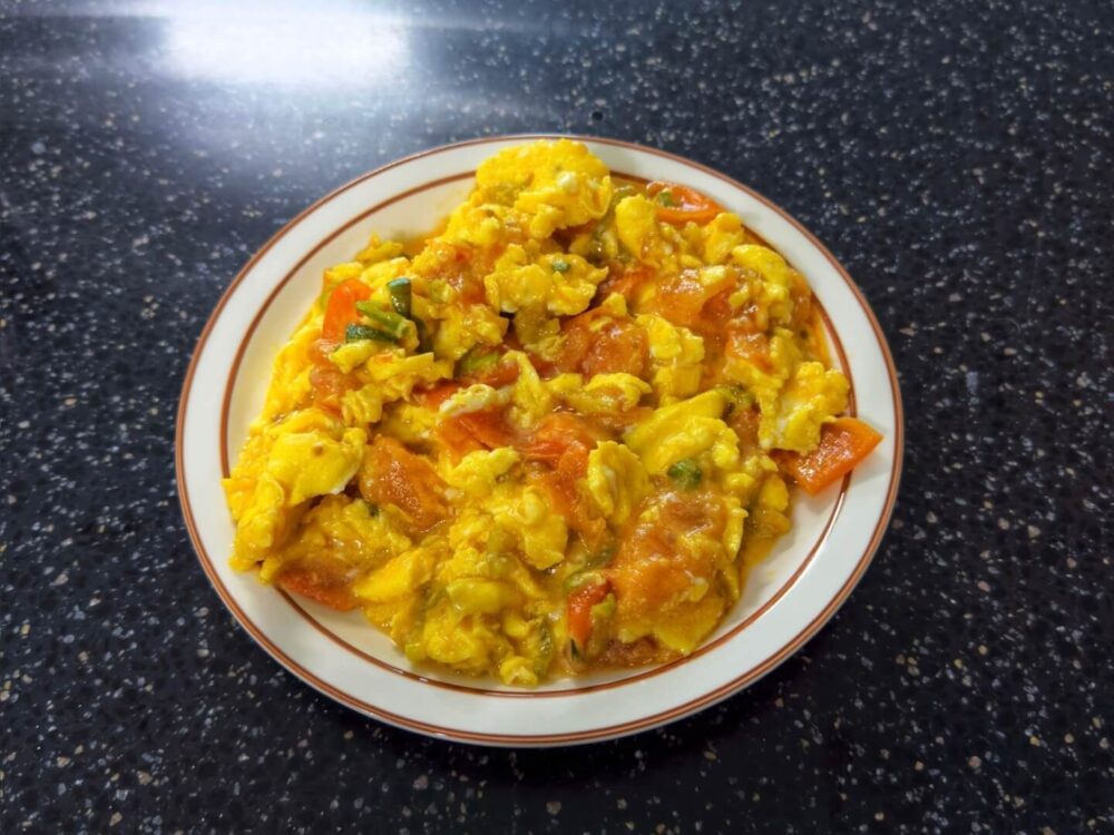 Side view of the finished tomato stir-fried egg recipe