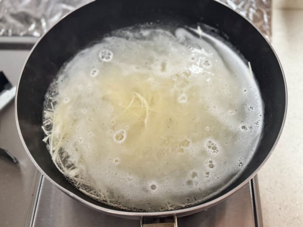 素麺を茹でる様子 