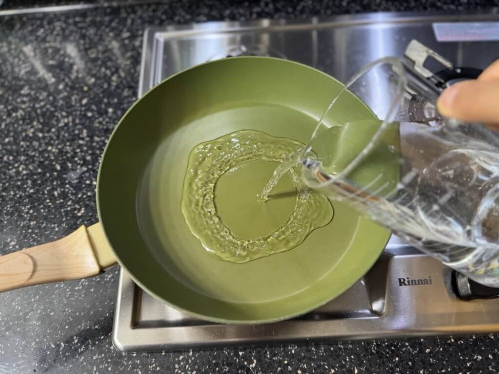 鍋に水を注ぐ様子