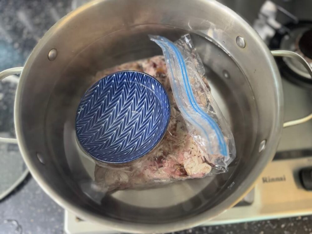 鍋の中でプルドポークを中탕する様子 