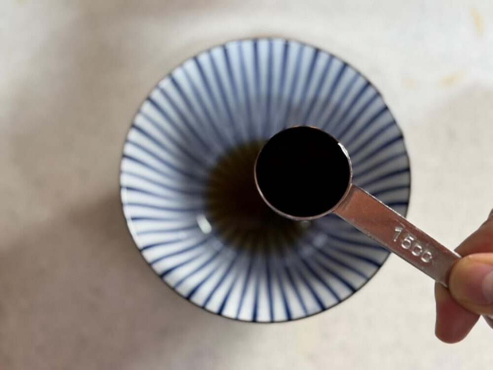 ボウルに醤油を入れる様子
