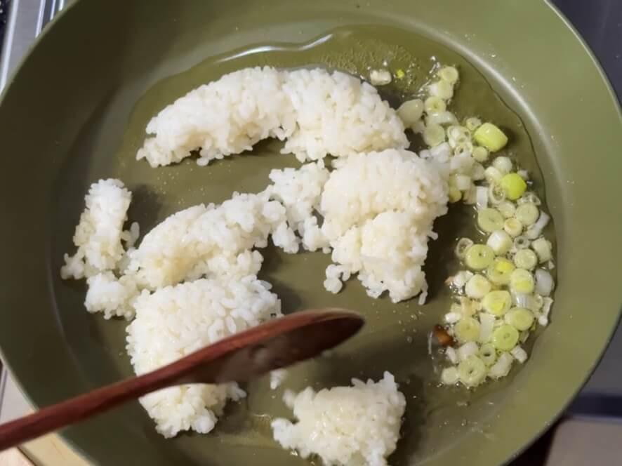 鍋にご飯を入れた様子