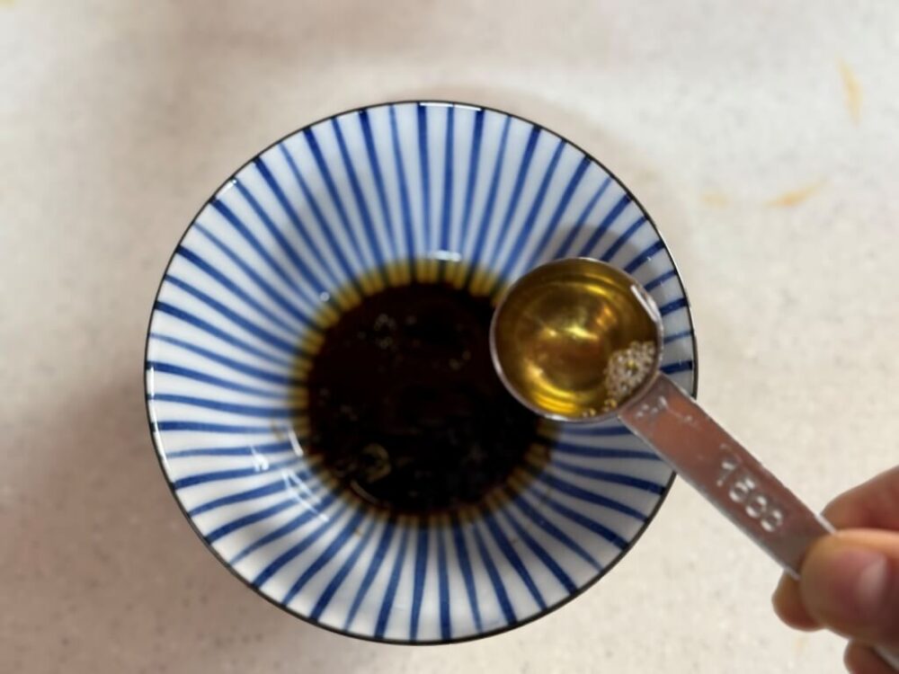 ボウルに水を入れる様子