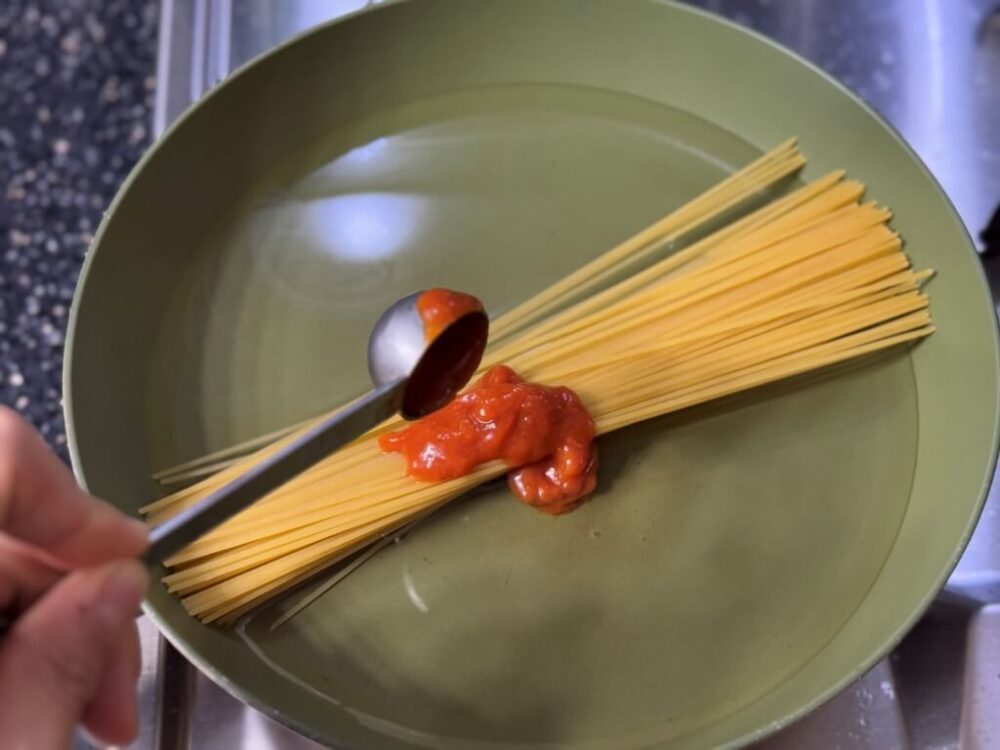 トマトソースを入れる様子