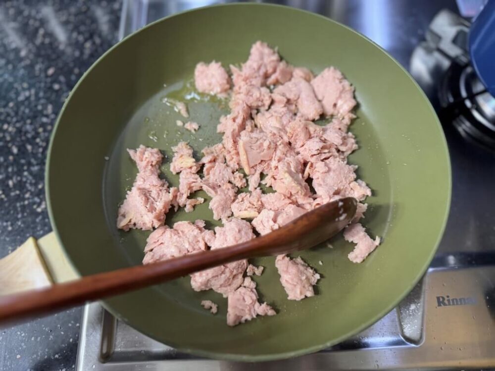 フライパンで砕いたスパムを炒める様子 
