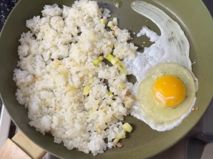 フライパンに卵を入れた様子