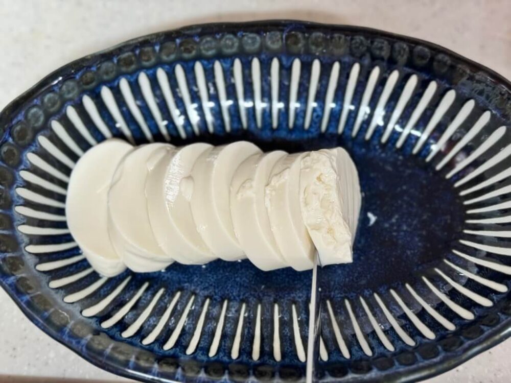 器に盛られた 순두부를切る様子
