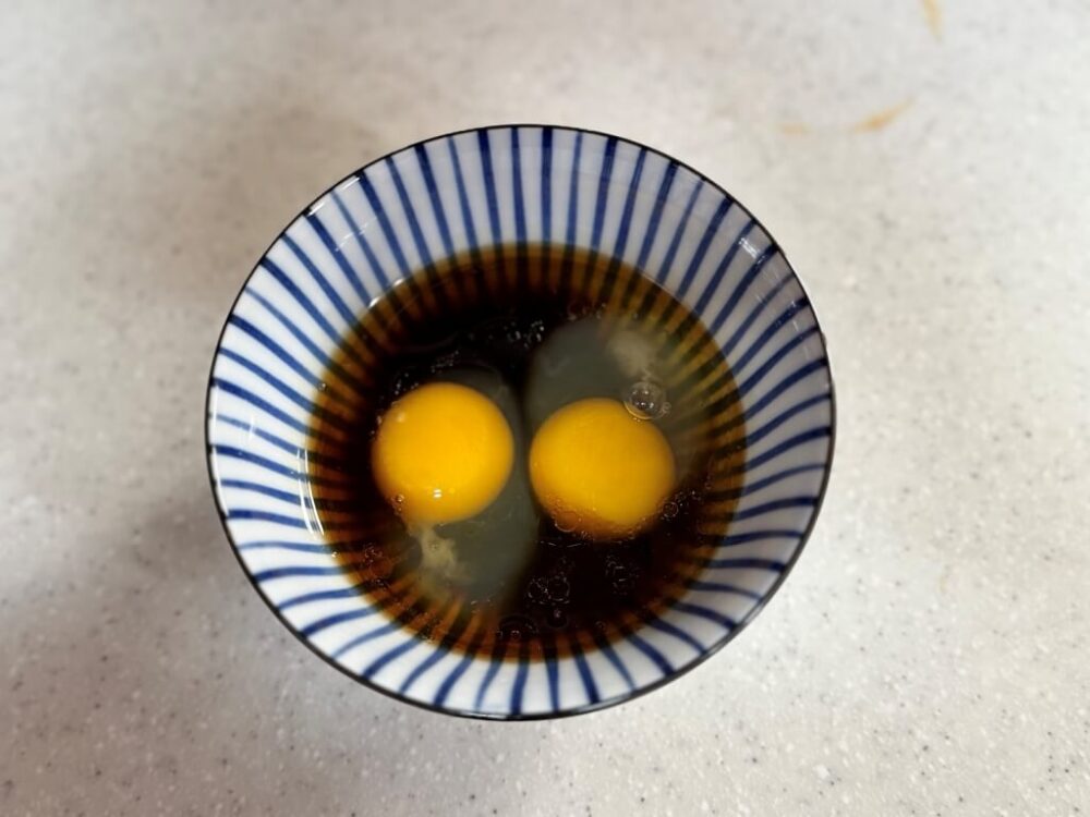 ボウルに卵2個を入れた様子
