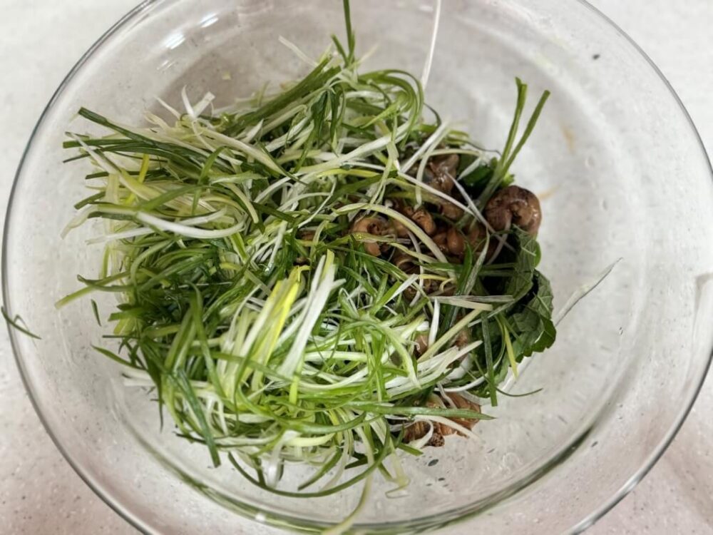 手入れした野菜とゴルバンをボウルに盛り付けた様子 