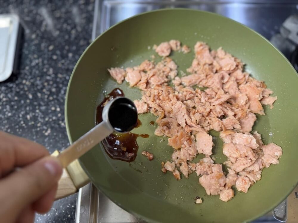 鍋に醤油を入れる様子 
