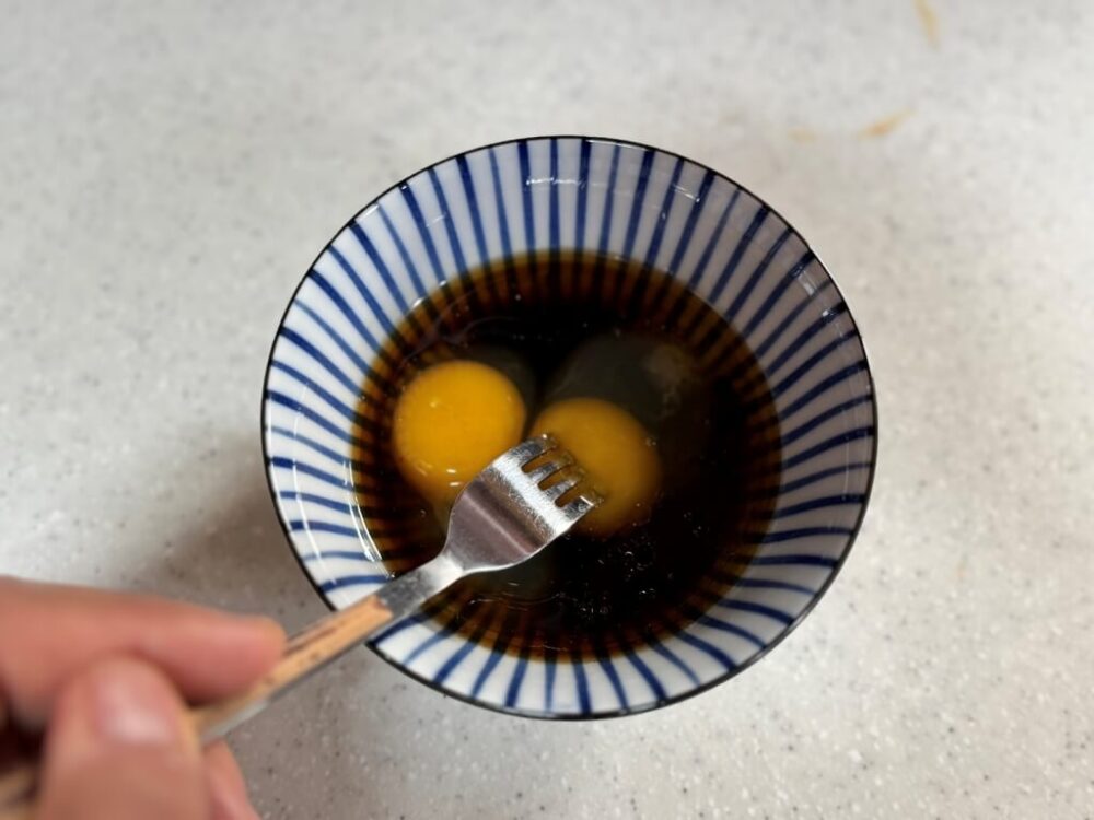 卵黄を破裂させる様子