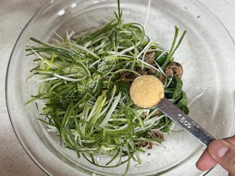 砂糖を入れる様子 