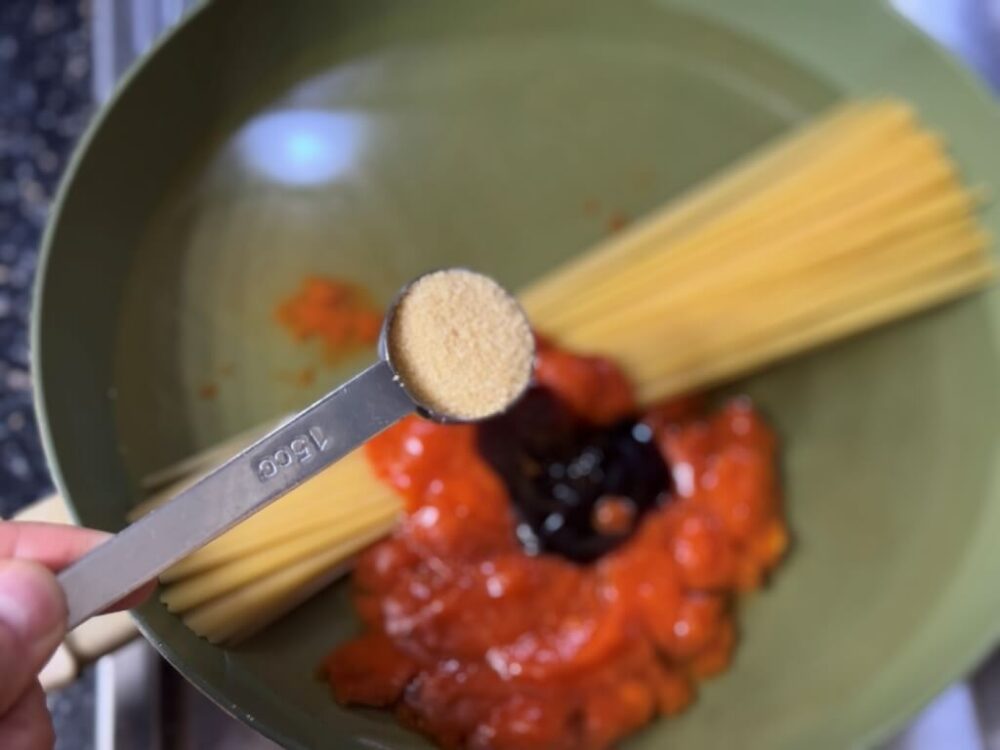 砂糖を入れる様子