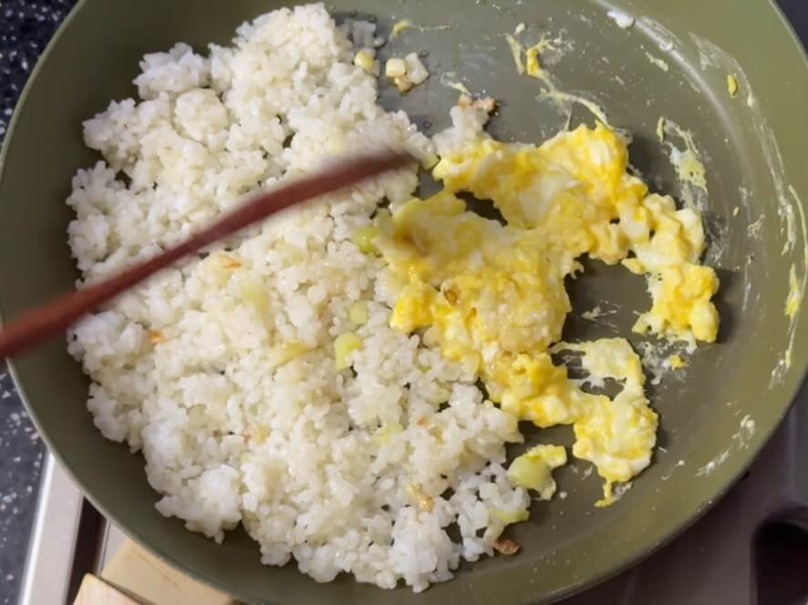 卵をスクランブルした様子