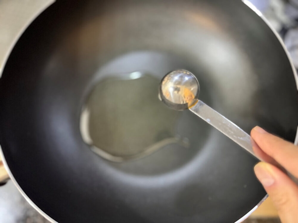 フライパンに油を入れた様子