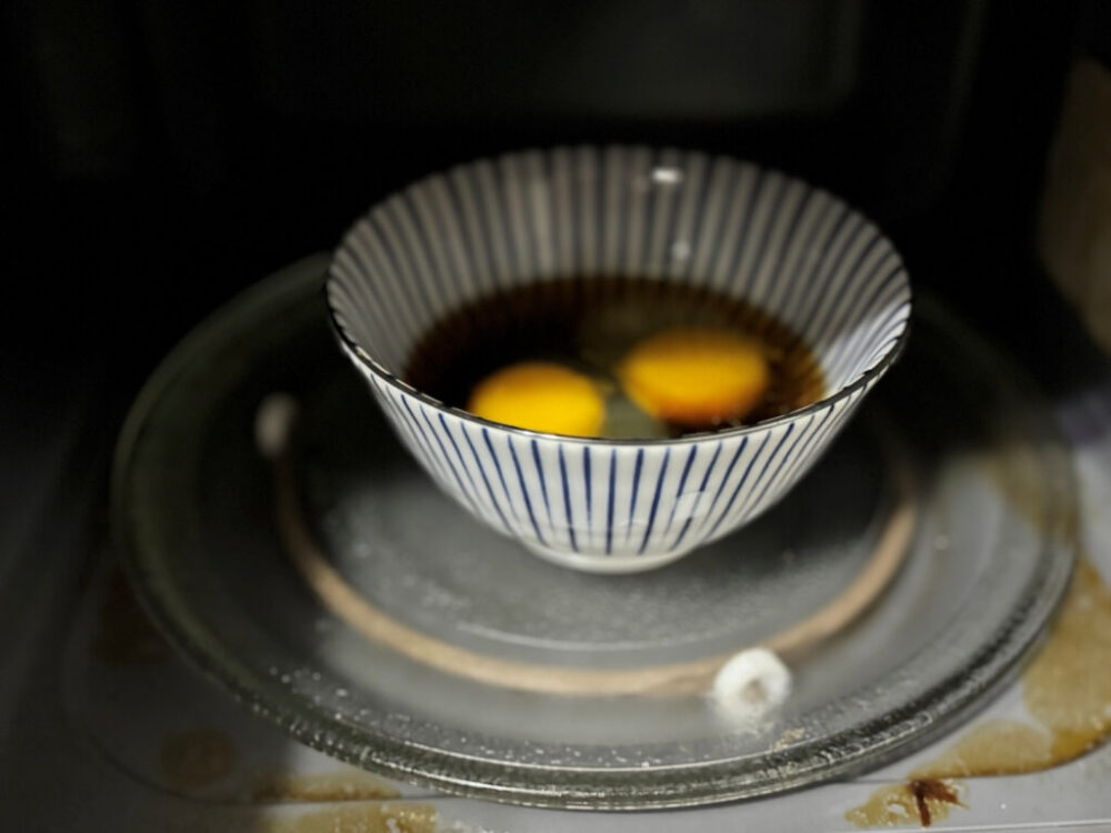 電子レンジで卵醤油を入れた様子