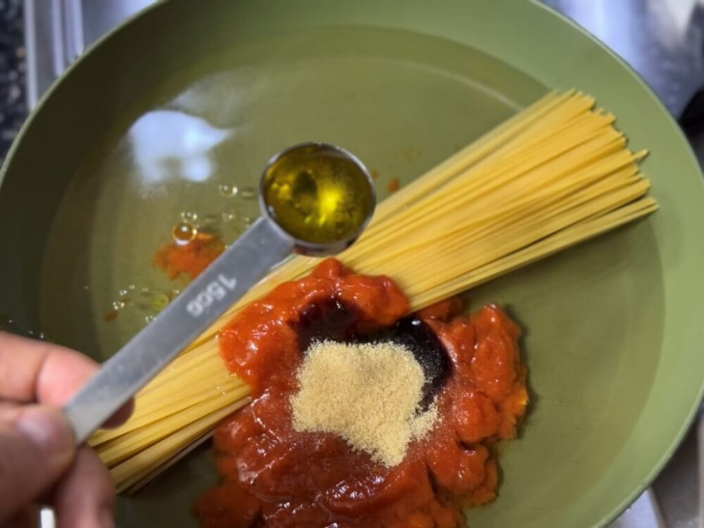 オリーブオイルを入れる様子