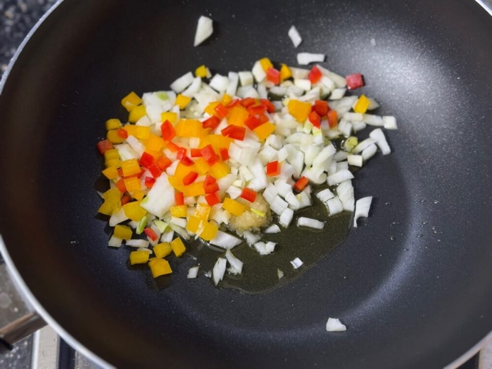 カットした野菜を入れる様子