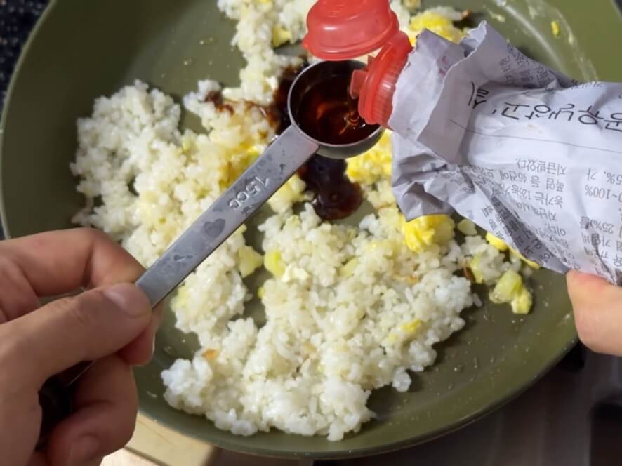 ごま油を入れる様子