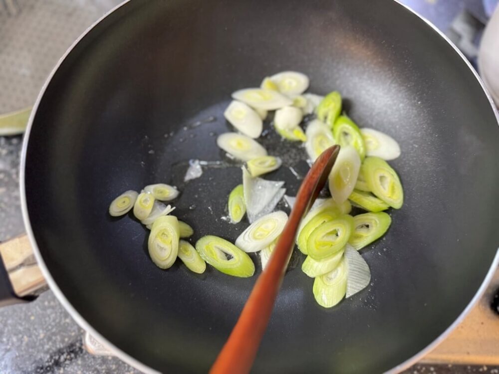 フライパンに切ったネギを入れた様子