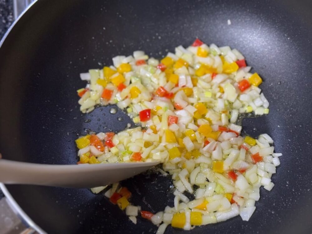 野菜を炒める様子