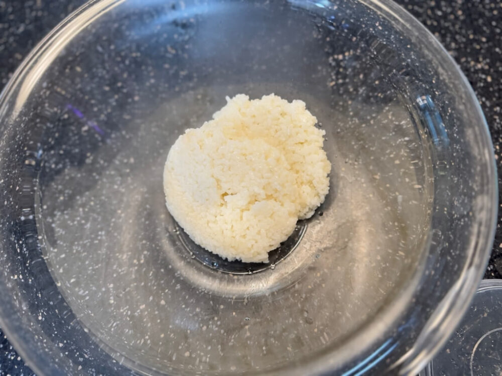 ボウルにご飯を入れた様子 